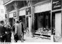 Destruição numa loja judia após a Kristallnacht.