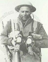 Um soldado da 6ª Divisão Australiana com um tipo de especial de cocktail Molotov anti-tanque italiano, consistindo numa garrafa de cerveja com petróleo e com uma granada de mão colada à base.