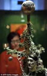 Decorações de Natal que foram "roubadas" por ditadores fora a exposição num museu em Ulm, Alemanha.