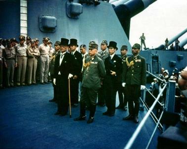 Representantes do Japão apresentam-se a bordo do USS Missouri antes de assinar o documento da rendição.