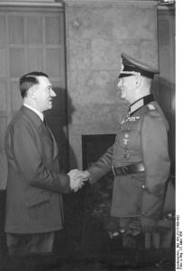 Adolf Hitler a cumprimentar Wilhelm Keitel.