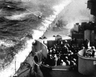 'Kamikaze' japonês a atacar o navio Missouri.