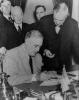 Roosevelt a assinar a declaração de guerra contra a Alemanha.