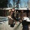 Adolf Hitler a brincar com o seu pastor-alemão "Blondi" em Wolfsschanze.