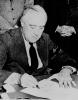 Roosevelt a assinar a declaração de guerra contra o Japão.