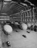 Balões barragem britânicos guardados num hangar amarrados a camiões.