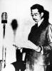 Imperador Showa (Hirohito) a gravar o discurso de rendição.