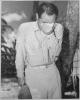 Prisioneiro de guerra japonês em Guam, com a cabeça baixa depois de ouvir o imperador Hirohito fazer o anúncio da rendição incondicional do Japão.