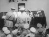 Douglas MacArthur dando uma pena para Arthur Percival assinar o documento de rendição japonesa.