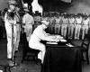 MacArthur assinando rendição japonesa a bordo do USS Missouri.