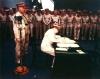MacArthur assinando rendição japonesa a bordo do USS Missouri.