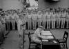 MacArthur assinando rendição japonesa a bordo do USS Missouri.