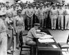 Nimitz assinando rendição japonesa a bordo do USS Missouri.