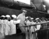 MacArthur deixando USS Missouri, após a rendição.