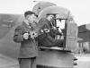 Armeiros a instalar metralhadoras Browning numa torre traseira de um Armstrong Whitley Mk V do 58º Esquadrão da RAF.