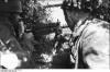 Dois pára-quedistas camufladas com metralhadoras Browning M1919.