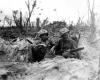 Marine Douglas Lightheart (direita) abraça a sua metralhadora Browning M1919, enquanto o seu amigo de Gerald Thursby Sr. tira um tempo para fumar um cigarro.
