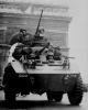 Carro blindado M8 Greyhound passando sob o Arco do Triunfo, no dia da Libertação de Paris.