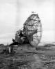 Radar alemão Würzburg numa praia da Normandia.