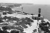 Vista panorâmica das falésias de Dover Heights, olhando para Norte em direção ao Sydney Heads com uma matriz de radares usada durante a Segunda Guerra Mundial.