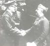 Adolf Hitler e Francisco Franco apertando mãos na estação de comboios de Hendaye.