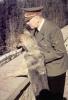 Adolf Hitler com o seu cão Blondi.