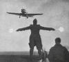 Blackburn Skua a aproximar-se de porta-aviões para aterragem.