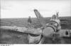 Hans-Joachim Marseille com um caça Hurricane britânico que tinha abatido.