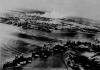 Fotografia japonesa capturada tirada durante o ataque a Pearl Harbor. Ao fundo, o fumo em cima de Hickam Field.
