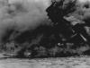 USS Arizona ardendo após o ataque japonês a Pearl Harbor.