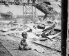 Este bebé aterrorizado foi um dos únicos seres humanos deixados vivos na Estação Sul de Xangai após o brutal bombardeamento japonês.