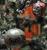 O "sieg heil" e bolas com suástica mostram como até mesmo a tradição cristã do Natal foi usada para promover ideologias do mal, como o fascismo.
