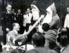 Fuhrer recebe um presente de dois Pais Natal enquanto participava numa festa de Natal dada pelo Chefe da Chancelaria.