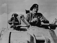General Bernard Law Montgomery planeia os movimentos das tropas britânicas.