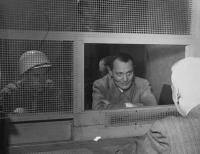 Hermann Goering a falar com o seu advogado.