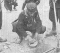 Tropas de engenharia do Exército italiano inutilizando uma mina.