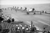 Seis Blackburn Skua do 800º Esquadrão da Aviação Naval Britânica alinhados no convés antes de descolar do porta-aviões HMS Ark Royal.