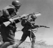 Infantaria soviética com espingardas SVT40 ao ataque.