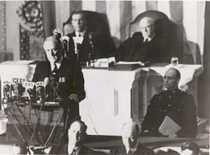 Franklin Delano Roosevelt pede ao Congresso que declare guerra ao Eixo após o ataque a Pearl Harbor.