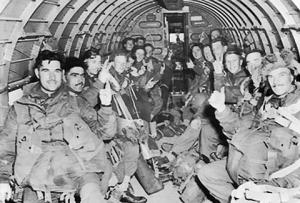 Tropas do I Exército Aerotransportado a bordo de um C-47 com destino Arnhem.