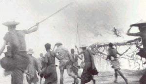 Comandos da 'Sparrow Force' a atacar uma aldeia japonesa em Timor com o apoio de timorenses.
