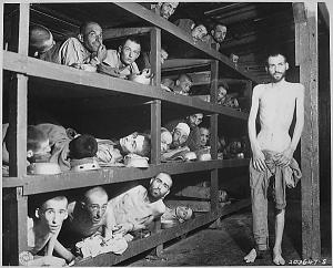 Trabalhadores escravos no campo de concentração de Buchenwald; muitos já tinham morrido de má nutrição quando o campo foi libertado.