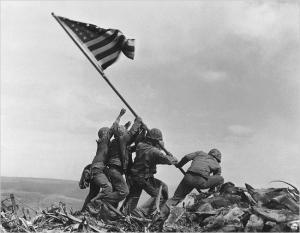Marines norte-americanos do 28º Regimento da 5º Divisão hasteiam a bandeira americana no topo do Monte Suribachi.