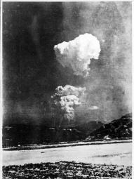 Foto rara da bomba de Hiroshima encontrada nos arquivos de uma escola primária japonesa.