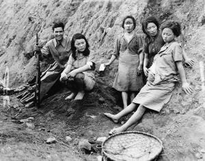Quatro mulheres de conforto coreanas (escravas sexuais), uma grávida, a posar com um soldado chinês que aparentemente as ajudou a libertar dos japonêses.