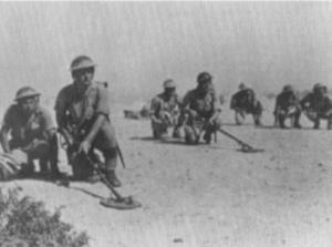 Soldados britânicos a limpar um campos de minas antes das tropas poderem avançar.