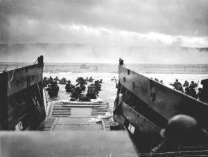 Soldados americanos a desembarcarem durante o Dia D.