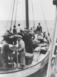 Pescador dinamarquês transporta numa balsa judeus para Suécia neutra durante a ocupação alemã da Dinamarca.