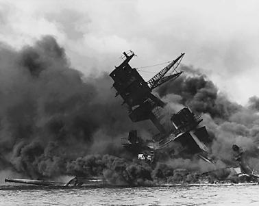 USS Arizona a arder.