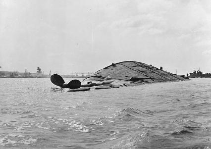USS Oklahoma após ataque a Pearl Harbor.
